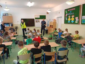 Tarnobrzescy policjanci podczas spotkania z uczniami Klasy I Szkoły Podstawowej nr 4 w Tarnobrzegu