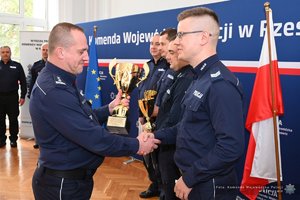 Sierż. szt. Krystian Murdza odbiera puchał z rąk insp. Jacka Juwy Zastępcy Komendanta Wojewódzkiego Policji w Rzeszowie