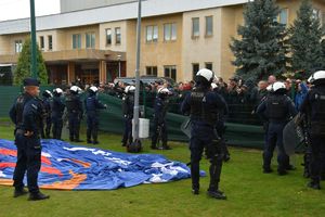 W Tarnobrzegu policjanci zabezpieczali mecz piłki nożnej o Puchar Polski Siarka Tarnobrzeg - Wisła Kraków