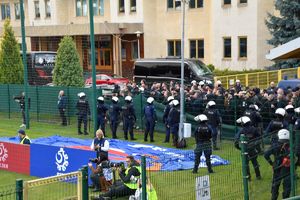 W Tarnobrzegu policjanci zabezpieczali mecz piłki nożnej o Puchar Polski Siarka Tarnobrzeg - Wisła Kraków