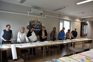 Jury konkursu plastycznego &quot;Bezpieczne wakacje&quot; wyłania najlepsze prace i ich laureatów. 
 Komendant Miejski Policji w Tarnobrzegu mł.insp. Marek Pietrykowski przewodniczącym komisji konkursowej.