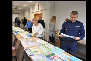 Jury konkursu plastycznego &quot;Bezpieczne wakacje&quot; wyłania najlepsze prace i ich laureatów. 
 Komendant Miejski Policji w Tarnobrzegu mł.insp. Marek Pietrykowski przewodniczącym komisji konkursowej.