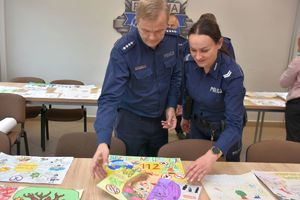 Jury konkursu plastycznego &quot;Bezpieczne wakacje&quot; wyłania najlepsze prace i ich laureatów.