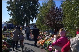 Dzielnicowi z KMP w Tarnobrzegu, na miejskim targowisku, ostrzegali mieszkańców przed kieszonkowcami.