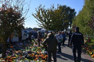 Dzielnicowi z KMP w Tarnobrzegu ostrzegali na targowisku przed kieszonkowcami