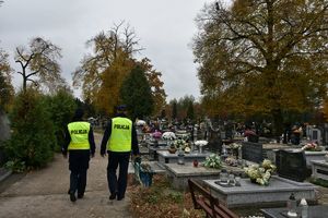 Policjanci dbają o bezpieczeństwo na cmentarzach