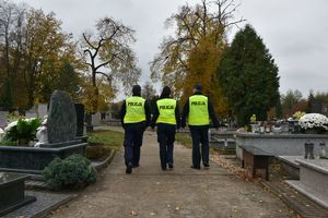 Policjanci dbają o bezpieczeństwo na cmentarzach