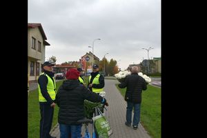 Akcja świeć przykładem - noś odblaski realizowana przez tarnobrzeskich policjantów