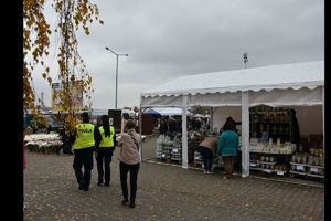 Akcja świeć przykładem - noś odblaski realizowana przez tarnobrzeskich policjantów