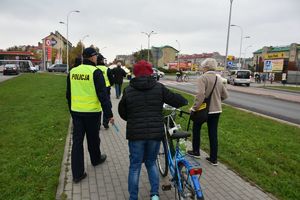 Akcja świeć przykładem - noś odblaski realizowana przez tarnobrzeskich policjantów