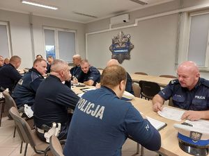 Policjanci dbają o bezpieczeństwo osób odwiedzających nekropolie w powiecie tarnobrzeskim