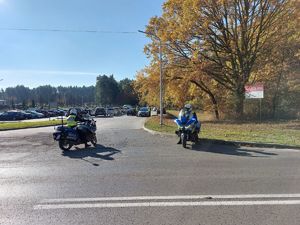 Policjanci dbają o bezpieczeństwo osób odwiedzających nekropolie w powiecie tarnobrzeskim