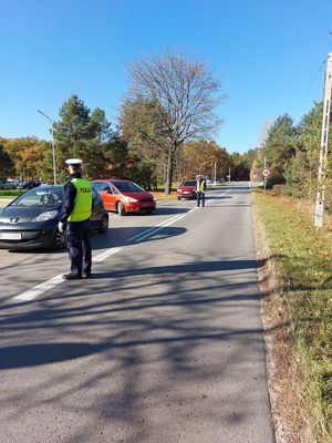 Policjanci dbają o bezpieczeństwo osób odwiedzających nekropolie w powiecie tarnobrzeskim