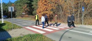 Policjanci dbają o bezpieczeństwo osób odwiedzających nekropolie w powiecie tarnobrzeskim