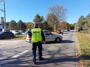 Policjanci dbają o bezpieczeństwo osób odwiedzających nekropolie w powiecie tarnobrzeskim