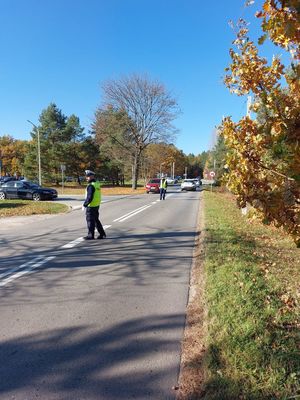 Ul. Bema w Tarnobrzegu. Policjanci podczas działań związanych z dniem Wszystkich Świętych.