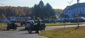 Wszystkich Świętych - wstępne podsumowanie działań tarnobrzeskich policjantów - policjanci ruchu drogowego przy cmentarzu na ul. Bema w Tarnobrzegu.