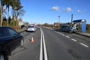 Wypadek drogowy na drodze krajowej nr 77 w Trześni z udziałem opla i audi A4.