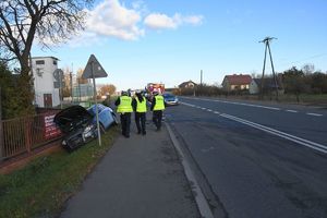 Wypadek drogowy na drodze krajowej nr 77 w Trześni z udziałem opla i audi A4.