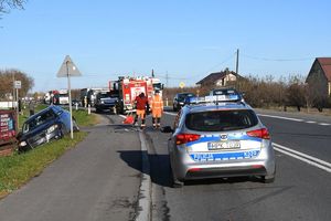 Wypadek drogowy na drodze krajowej nr 77 w Trześni z udziałem opla i audi A4.