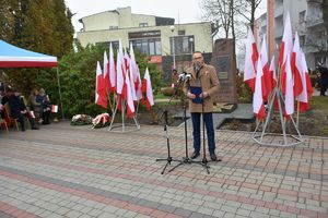 Prezydent Miasta Tarnobrzega Łukasz Nowak podczas wystąpienia przed Pomnikiem J.Piłsudskiego