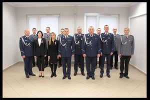 Uroczysta zbiórka w Komendzie Miejskiej Policji w Tarnobrzegu. Na zdjęciu awansowani na stopień służbowy oraz odznaczeni policjanci i pracownicy Policji.