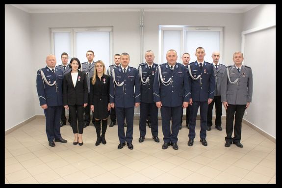 Uroczysta zbiórka w Komendzie Miejskiej Policji w Tarnobrzegu. Na zdjęciu awansowani na stopień służbowy oraz odznaczeni policjanci i pracownicy Policji.