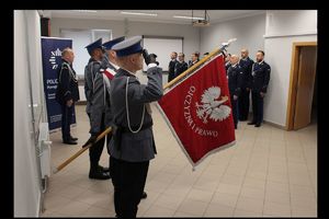 Uroczysta zbiórka w Komendzie Miejskiej Policji w Tarnobrzegu. Na zdjęciu awansowani na stopień służbowy oraz odznaczeni policjanci i pracownicy Policji.