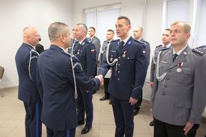 Uroczysta zbiórka w Komendzie Miejskiej Policji w Tarnobrzegu. Na zdjęciu awansowani na stopień służbowy oraz odznaczeni policjanci i pracownicy Policji.