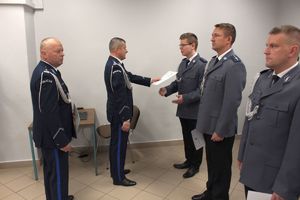 Uroczysta zbiórka w Komendzie Miejskiej Policji w Tarnobrzegu. Na zdjęciu awansowani na stopień służbowy oraz odznaczeni policjanci i pracownicy Policji.