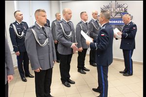 Uroczysta zbiórka w Komendzie Miejskiej Policji w Tarnobrzegu. Na zdjęciu awansowani na stopień służbowy oraz odznaczeni policjanci i pracownicy Policji.