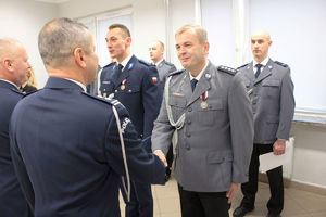 Uroczysta zbiórka w Komendzie Miejskiej Policji w Tarnobrzegu. Na zdjęciu awansowani na stopień służbowy oraz odznaczeni policjanci i pracownicy Policji.