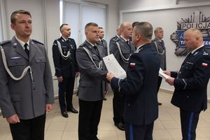 Uroczysta zbiórka w Komendzie Miejskiej Policji w Tarnobrzegu. Na zdjęciu awansowani na stopień służbowy oraz odznaczeni policjanci i pracownicy Policji.