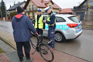 Policjanci ruchu drogowego podczas akcji Niechronieni uczestnicy ruchu drogowego - Tarnobrzeg ul. Warszawska