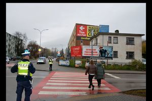 Policjanci ruchu drogowego podczas akcji Niechronieni uczestnicy ruchu drogowego - Tarnobrzeg ul. Mickiewicza i Sokola.