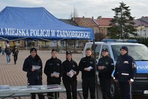 Parada Mikołajów z udziałem policjantów i uczniów klasy policyjnej Szkoły Euro - Bis w Tarnobrzegu.
