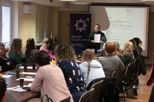 Spotkanie asp.szt. Rafała Szymańskiego z KMP w Tarnobrzegu z pedagogami tarnobrzeskich przedszkoli - &quot;Pełni wiedzy wobec przemocy w rodzinie&quot;.
