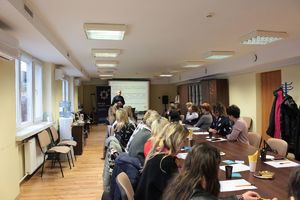 Spotkanie asp.szt. Rafała Szymańskiego z KMP w Tarnobrzegu z pedagogami tarnobrzeskich przedszkoli - &quot;Pełni wiedzy wobec przemocy w rodzinie&quot;.