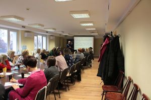 Spotkanie asp.szt. Rafała Szymańskiego z KMP w Tarnobrzegu z pedagogami tarnobrzeskich przedszkoli - &quot;Pełni wiedzy wobec przemocy w rodzinie&quot;.