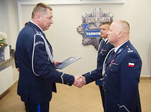 Mł.insp. Marek Pietrykowski pożegnał się ze sztandarem tarnobrzeskiej komendy. Jego obowiązki przejął mł. insp. Rajmund Murek