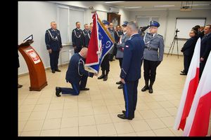 Mł.insp. Marek Pietrykowski pożegnał się ze sztandarem tarnobrzeskiej komendy. Jego obowiązki przejął mł. insp. Rajmund Murek