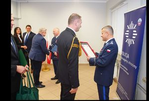 Mł.insp. Marek Pietrykowski pożegnał się ze sztandarem tarnobrzeskiej komendy. Jego obowiązki przejął mł. insp. Rajmund Murek