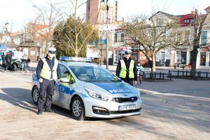 Policjanci ruchu drogowego zabezpieczają wośp