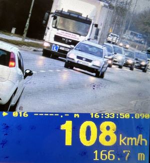 Kierowca osobowego volkswagena przekroczył prędkość w obszarze zabudowanym. jechał z prędkością 108 km/h.