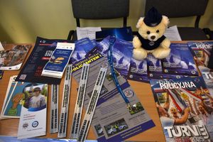 Tarnobrzescy policjanci promowali zawód Policjanta na Targach Pracy - materiały edukacyjne
