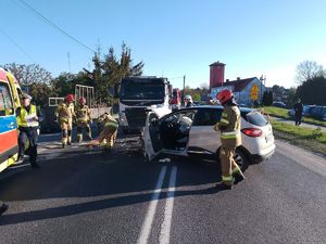 Na drodze krajowej nr 9, w Nowej Dębie osobowe renault zderzyło się z ciężarówką