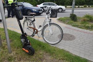 Miejsce  kolizji drogowej. Osobowa toyota potrąciła nastolatka na hulajnodze