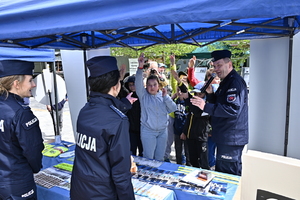 Policjanci z Komendy Miejskiej Policji w Tarnobrzegu we współpracy z  funkcjonariuszami Komendy Wojewódzkiej Policji w Rzeszowie wzięli udział w ćwiczeniu taktyczno-sztabowym RENEGADE/SAREX, które odbyło się w Gorzycach. Zasadniczym celem tego przedsięwzięcia było przygotowanie służb do podejmowania działań ratowniczych, zabezpieczających i poszukiwawczych oraz właściwego reagowania w sytuacji wystąpienia zdarzeń kryzysowych.