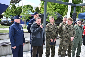 Policjanci z Komendy Miejskiej Policji w Tarnobrzegu we współpracy z  funkcjonariuszami Komendy Wojewódzkiej Policji w Rzeszowie wzięli udział w ćwiczeniu taktyczno-sztabowym RENEGADE/SAREX, które odbyło się w Gorzycach. Zasadniczym celem tego przedsięwzięcia było przygotowanie służb do podejmowania działań ratowniczych, zabezpieczających i poszukiwawczych oraz właściwego reagowania w sytuacji wystąpienia zdarzeń kryzysowych.
