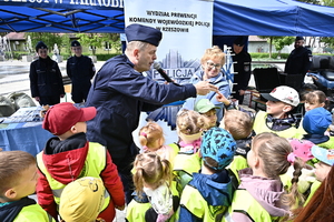 Policjanci z Komendy Miejskiej Policji w Tarnobrzegu we współpracy z  funkcjonariuszami Komendy Wojewódzkiej Policji w Rzeszowie wzięli udział w ćwiczeniu taktyczno-sztabowym RENEGADE/SAREX, które odbyło się w Gorzycach. Zasadniczym celem tego przedsięwzięcia było przygotowanie służb do podejmowania działań ratowniczych, zabezpieczających i poszukiwawczych oraz właściwego reagowania w sytuacji wystąpienia zdarzeń kryzysowych